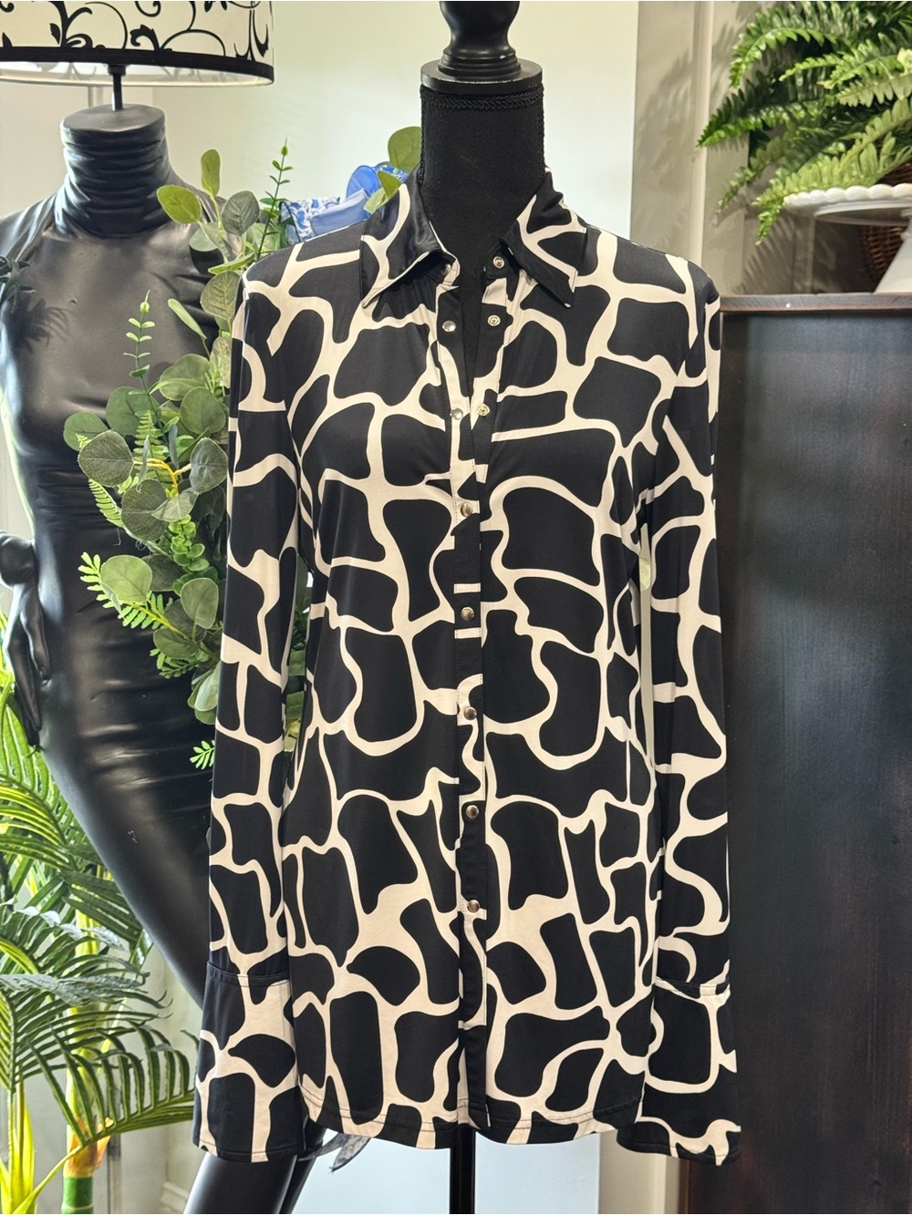 Black & White Abstract Giraffe Print Print Button-Up Top
